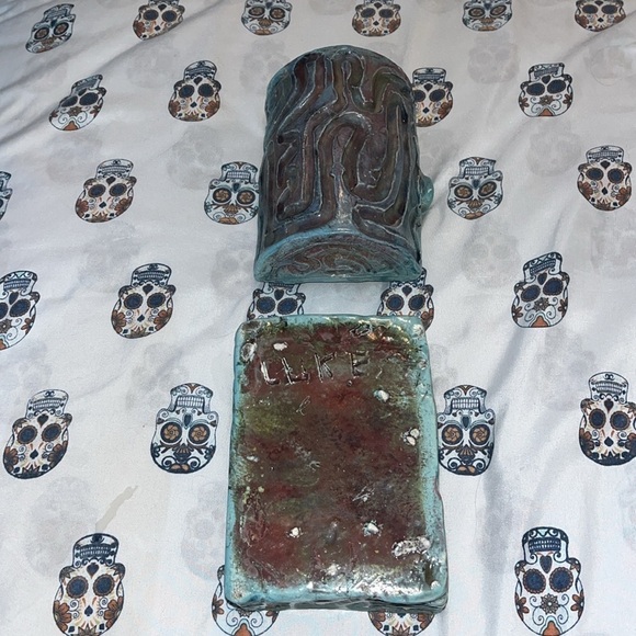 Treasure chest Signed Pottery glazed teal color.  Beautiful design. - Picture 4 of 5